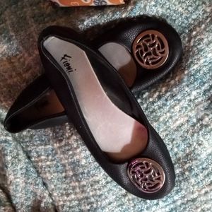 Black size 7 flats